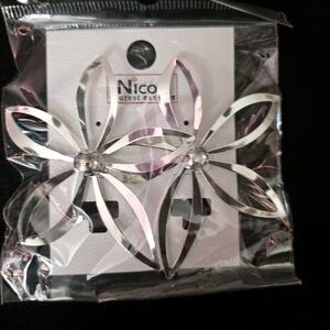 NWT Adorable women's flower pierced  earrings.